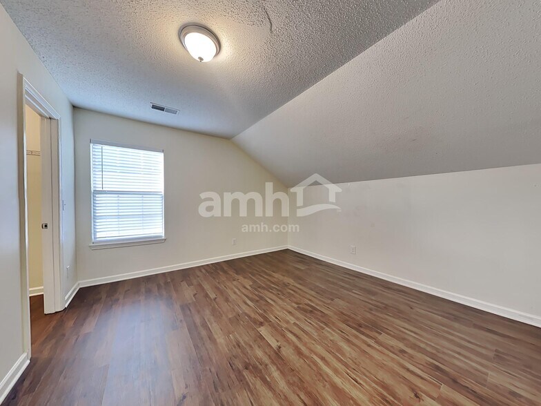 Building Photo - 119 Macallan Ct