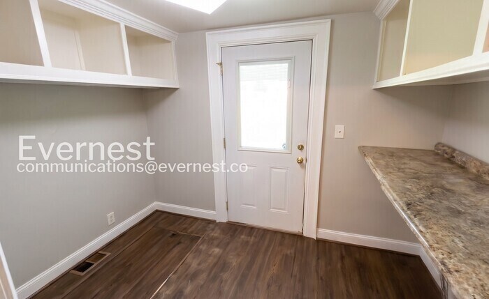 Building Photo - 507 S Lovell Ave