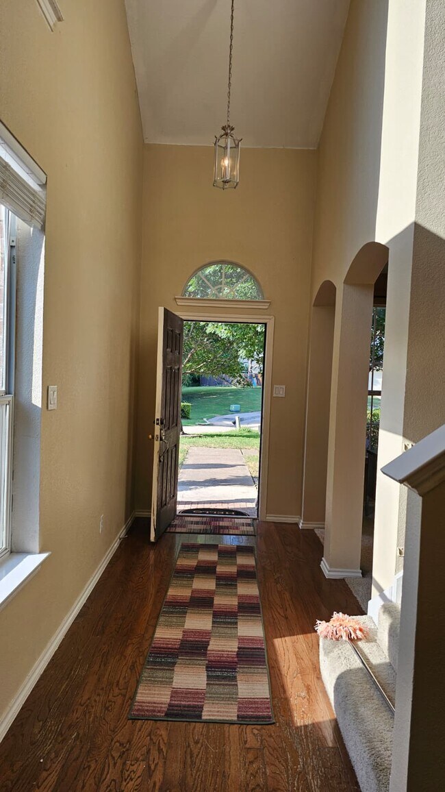 Building Photo - 8409 Romanway Dr