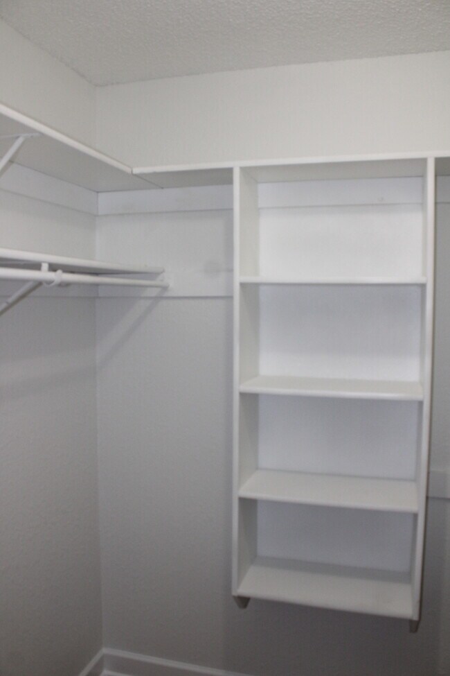 Building Photo - Beautiful 3 bedrooms and 2.5 baths with vanity in ALL ELECTRIC townhome in Blue Springs, MO