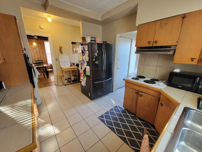 Building Photo - AVAILABLE JUNE - 6 Bed, 2 Bath Home Close to Campus!