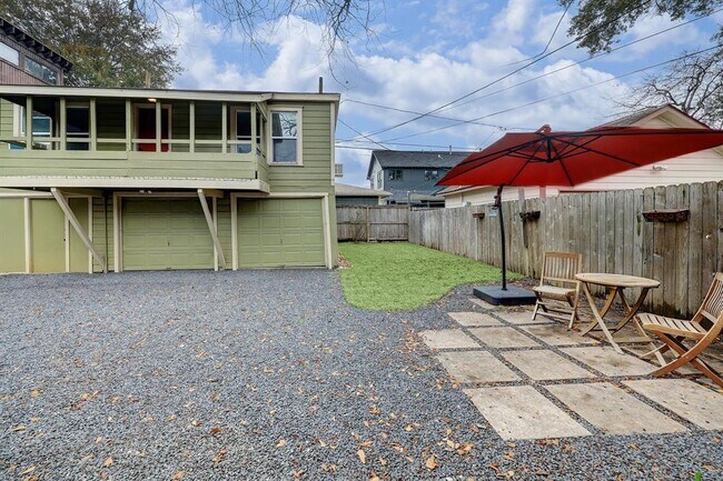 Building Photo - 2610 White Oak Dr