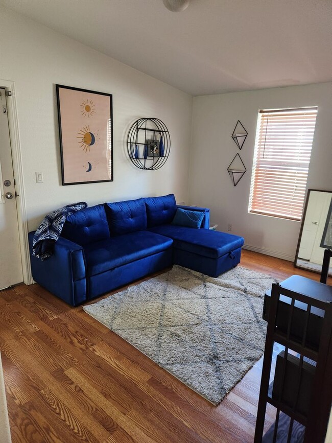 Building Photo - LEASE TAKEOVER_Move-in ready Home in Railroad Springs