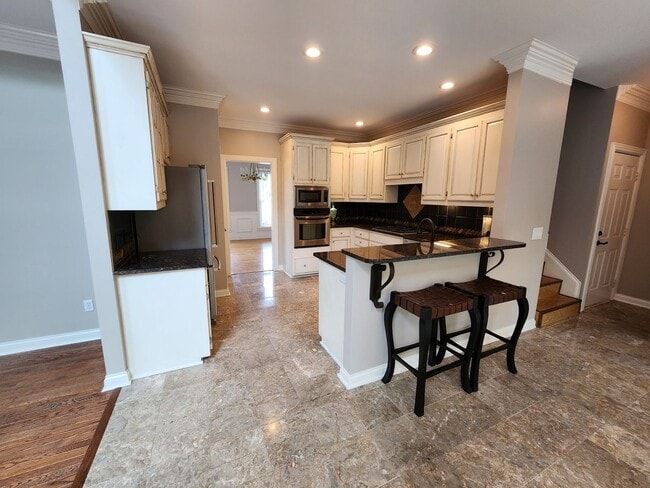 Building Photo - Gorgeous 4/3.5 with amazing back patio!