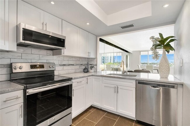 Building Photo - 6295 Bahia Del Mar Cir