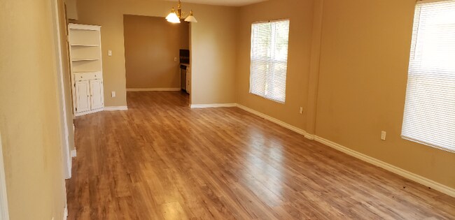 Building Photo - 1304 W Walnut Ave