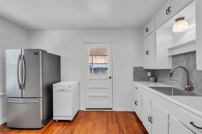 Building Photo - 807 1/2 Fisher Street Unit