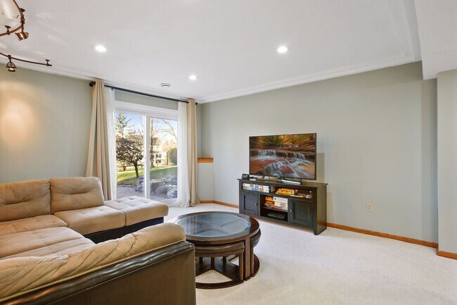 Building Photo - Pet-Friendly 3BR - 1/3.4 Home in Apple Val...