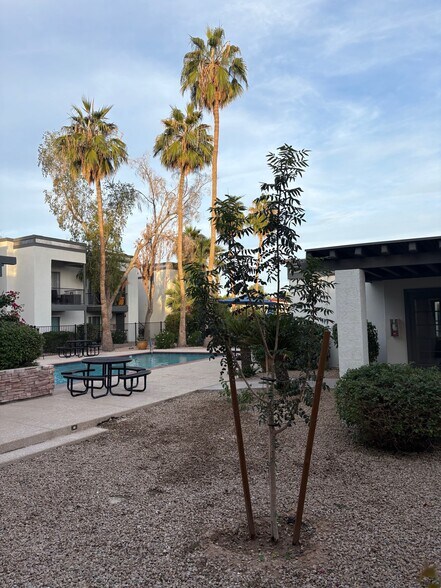 Building Photo - 740 W Elm St