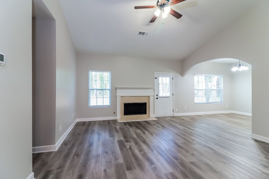 Building Photo - 2528 Fairway Cir SW