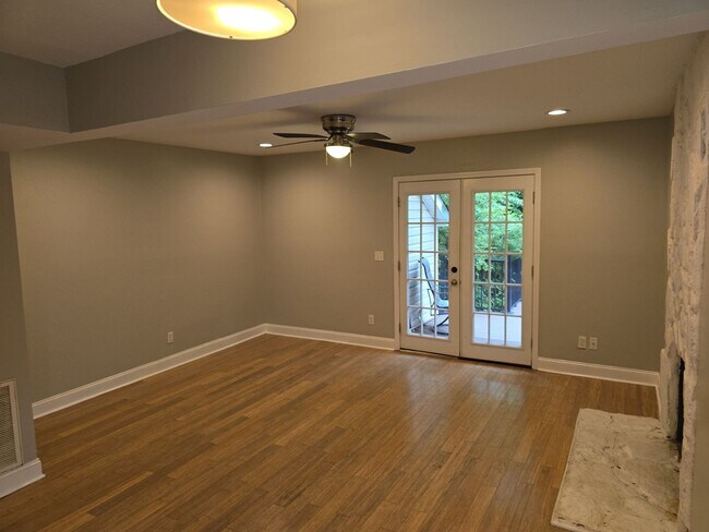 Building Photo - Charming 2-bedroom, 1-bath duplex unit
