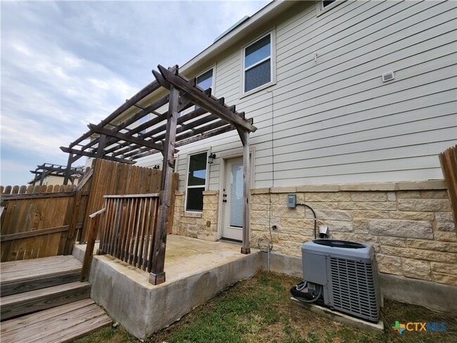 Building Photo - 340 Untermaier St