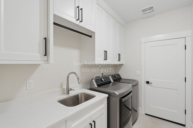 Building Photo - Stunning 3 BD, 2 BA Salem Home with Elegant Finishes!