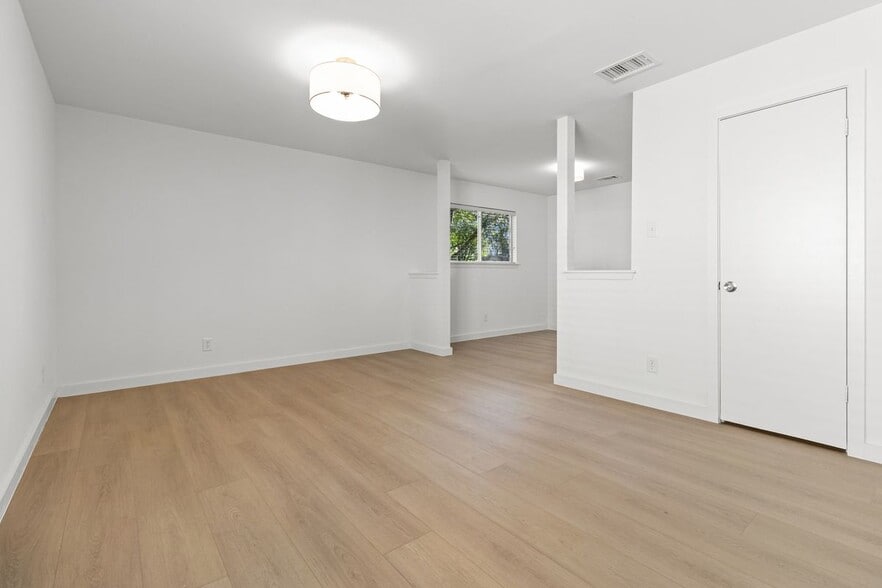 Building Photo - 11131 Henge Dr