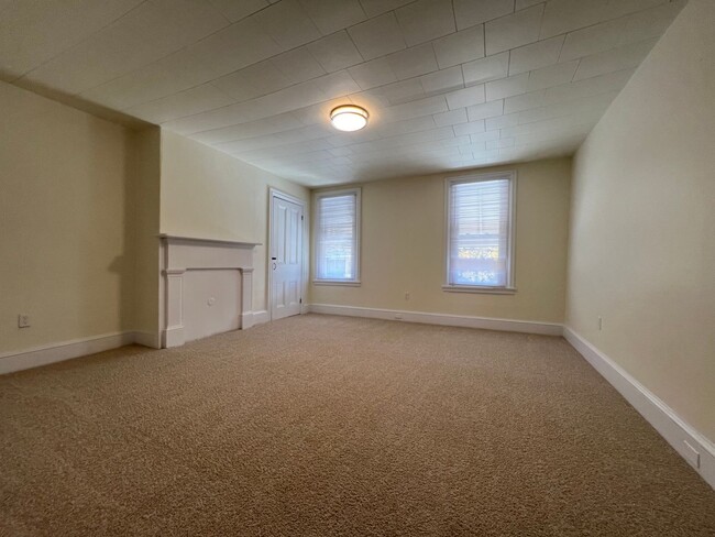 Building Photo - Updated 2BR Townhome with office & parking...