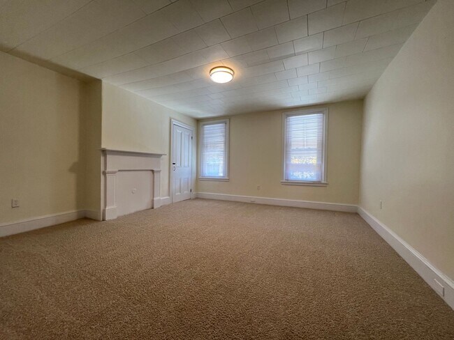 Building Photo - Updated 2BR Townhome with office & parking spot!