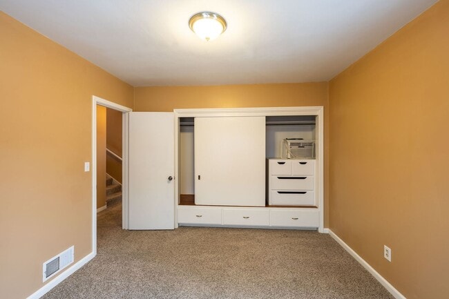 Building Photo - R134IC