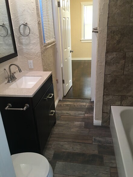 Building Photo - 5031 Bakman Ave