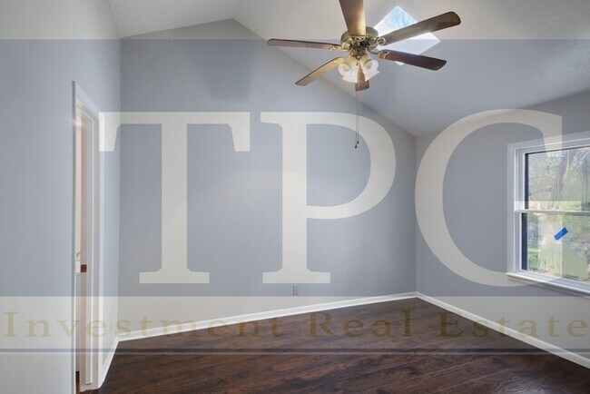 Building Photo - Newly Renovated, Pet Friendly Home in KCMO!