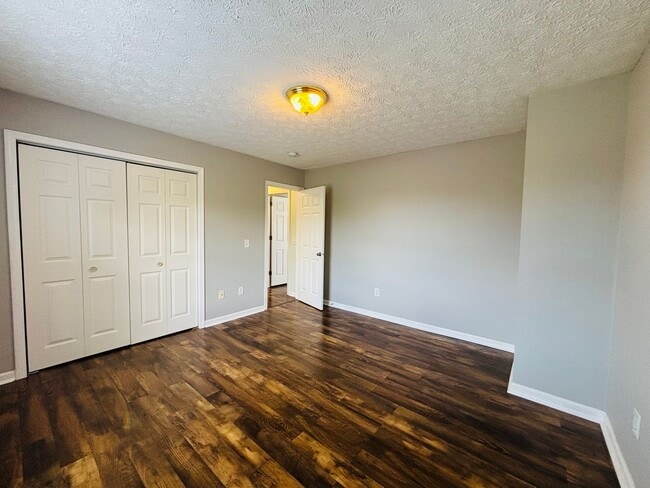 Building Photo - Conveniently located 2 Bedroom, 1.5 Bath Townhouse