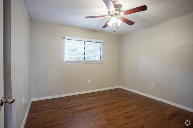 2BR, 2BA - 800SF Chestnut - Bedroom - Silver Creek Apartments | 1-3 Bedroom Apartments in Gainesville, FL