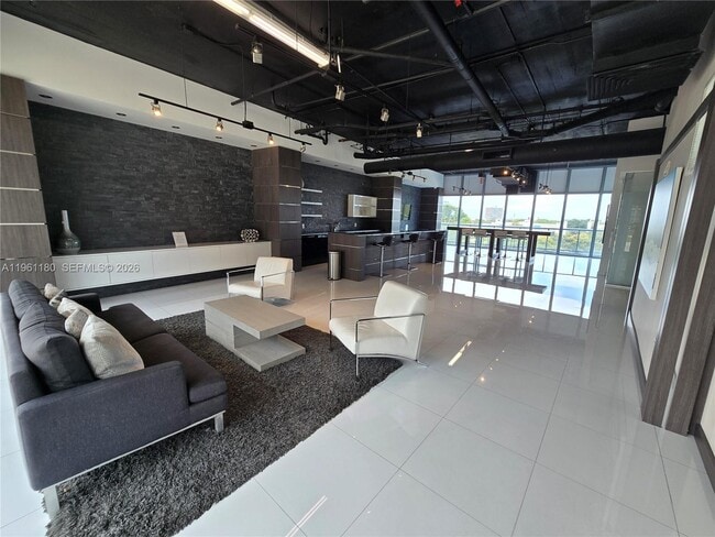 Building Photo - 601 NE 36th St