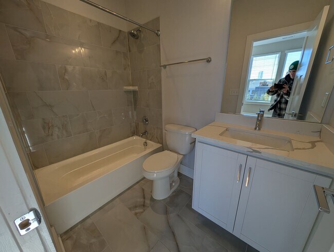 Building Photo - End-unit townhome in Bryant Park Terrace! 2-beds, 2-full baths, and 2-half baths.