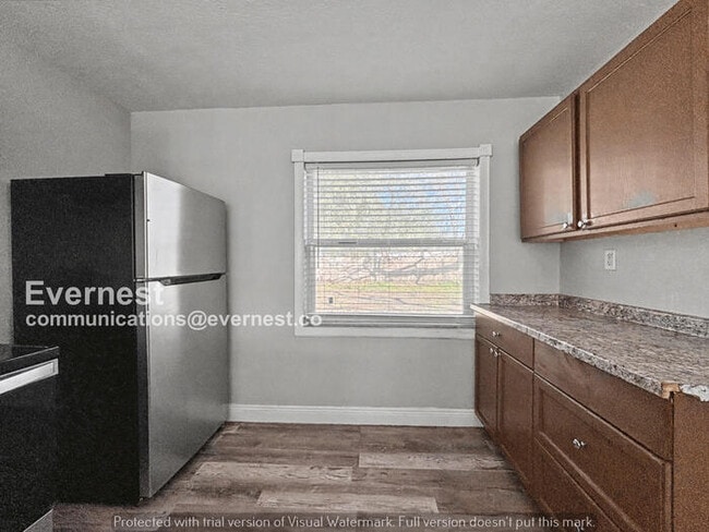 Building Photo - 4 Bed, 2 Bath Home with Off-Street Parking / Pet-Friendly / Available Now!