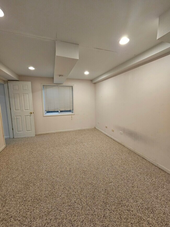 Building Photo - 420 Merry Oaks Rd
