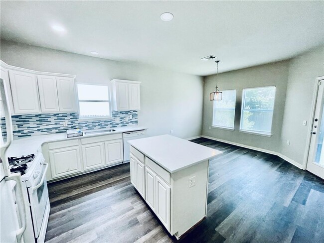 Building Photo - 7509 Lazy Creek Dr