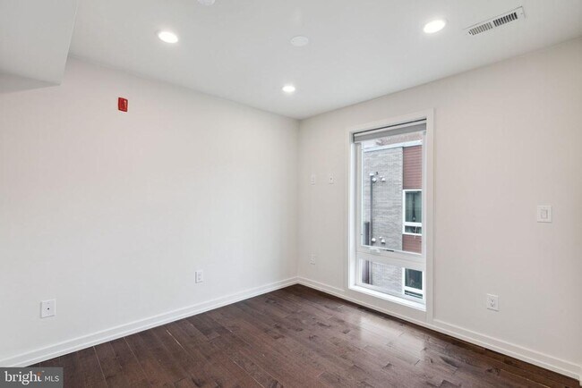 Building Photo - 708 S Sartain St