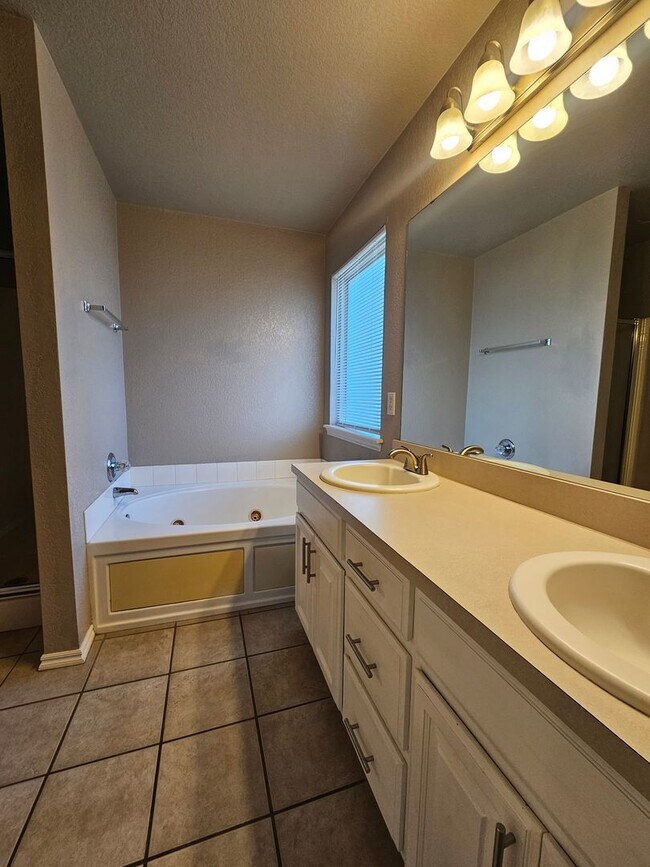 Building Photo - 2713 Edgemere Dr