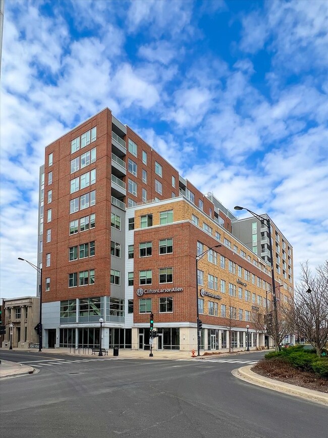 Building Photo - 3,400 SQFT CONDO IN DOWNTOWN CHAMPAIGN W/ ...