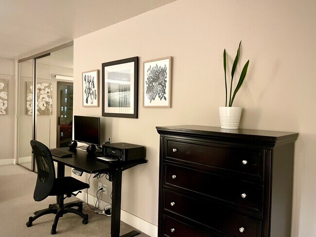 Master bedroom - plenty of room for a desk. - 500 N St