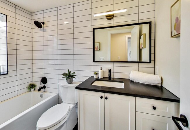 Building Photo - Stunning 2 Bed plus Den/ 2 Bath! New Const...