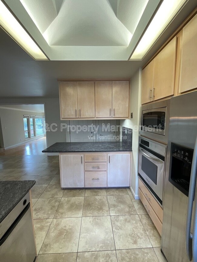 Building Photo - 1426 Ormsby Dr