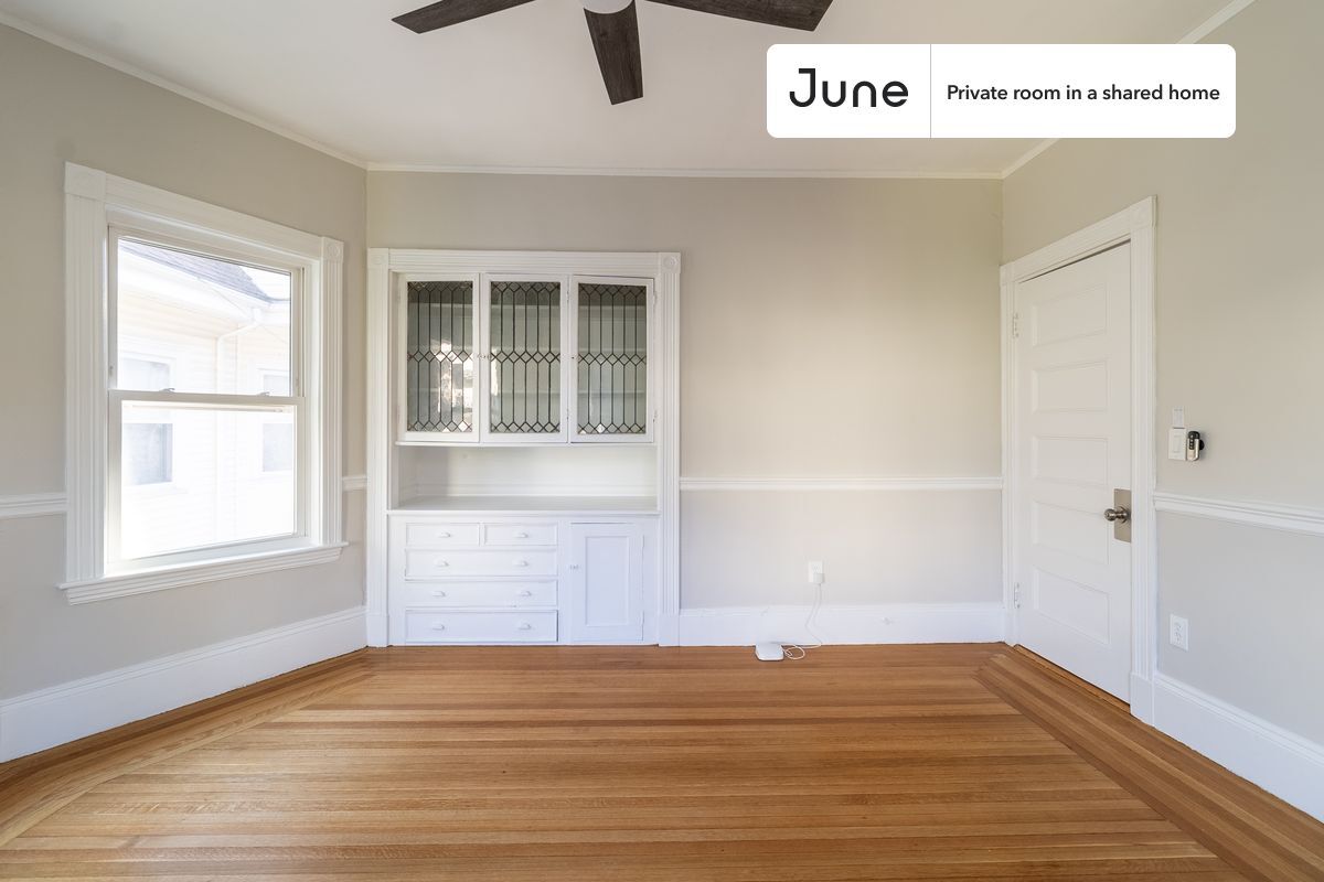 Building Photo - Room in Shared 5 bed/2 bath home in Brookline