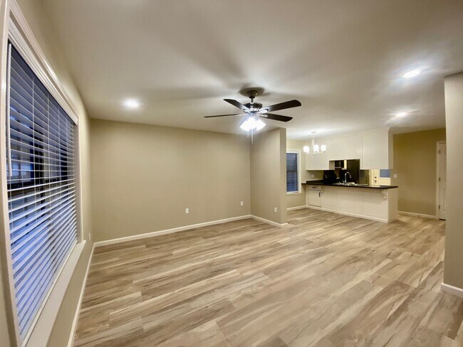 Building Photo - 701-703 Tracewood