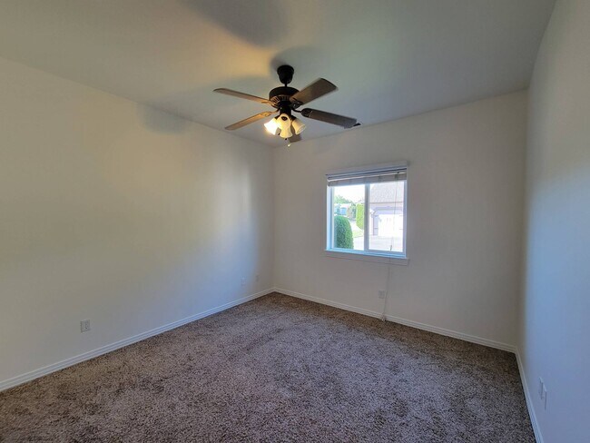 Building Photo - 1200 W Canyon Lakes Dr
