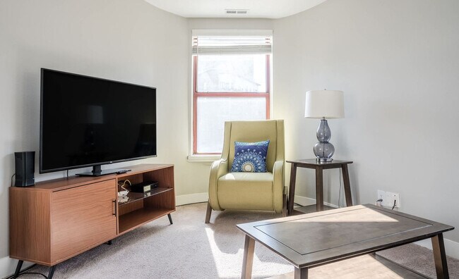 Building Photo - 615 N East St