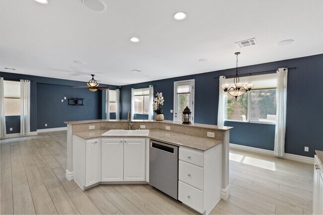 Building Photo - Southwest 3 bedrooms 2.5 bathrooms