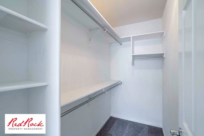 Building Photo - Dog Friendly - 3 Bedroom, 2 Bathroom Prope...