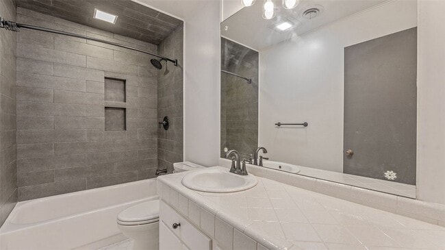 Building Photo - 1707 Phillips Dr