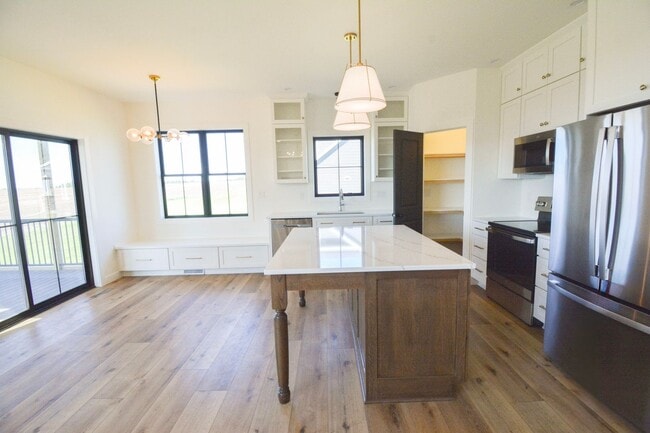 Building Photo - Luxury Country Side Living: 4 bed 3 bed St...
