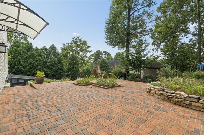 Building Photo - 800 Glenairy Dr NE