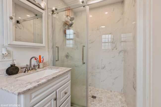 Building Photo - 6901 S Oglesby Ave