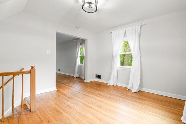 Building Photo - 3 Bed 2 Bath - Takoma Park Split Level - 1...