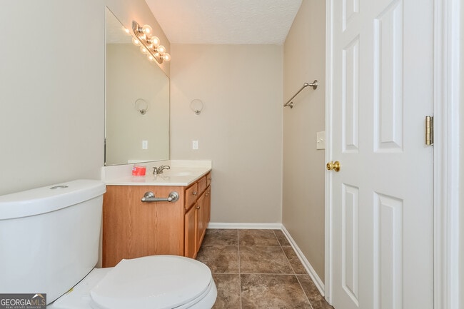 Building Photo - 815 Lakeside Cir