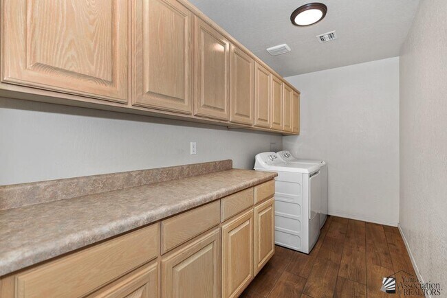 Building Photo - 2637 S 37th Dr