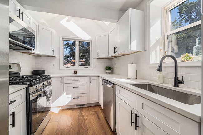 Building Photo - 1007 Mohawk Ave